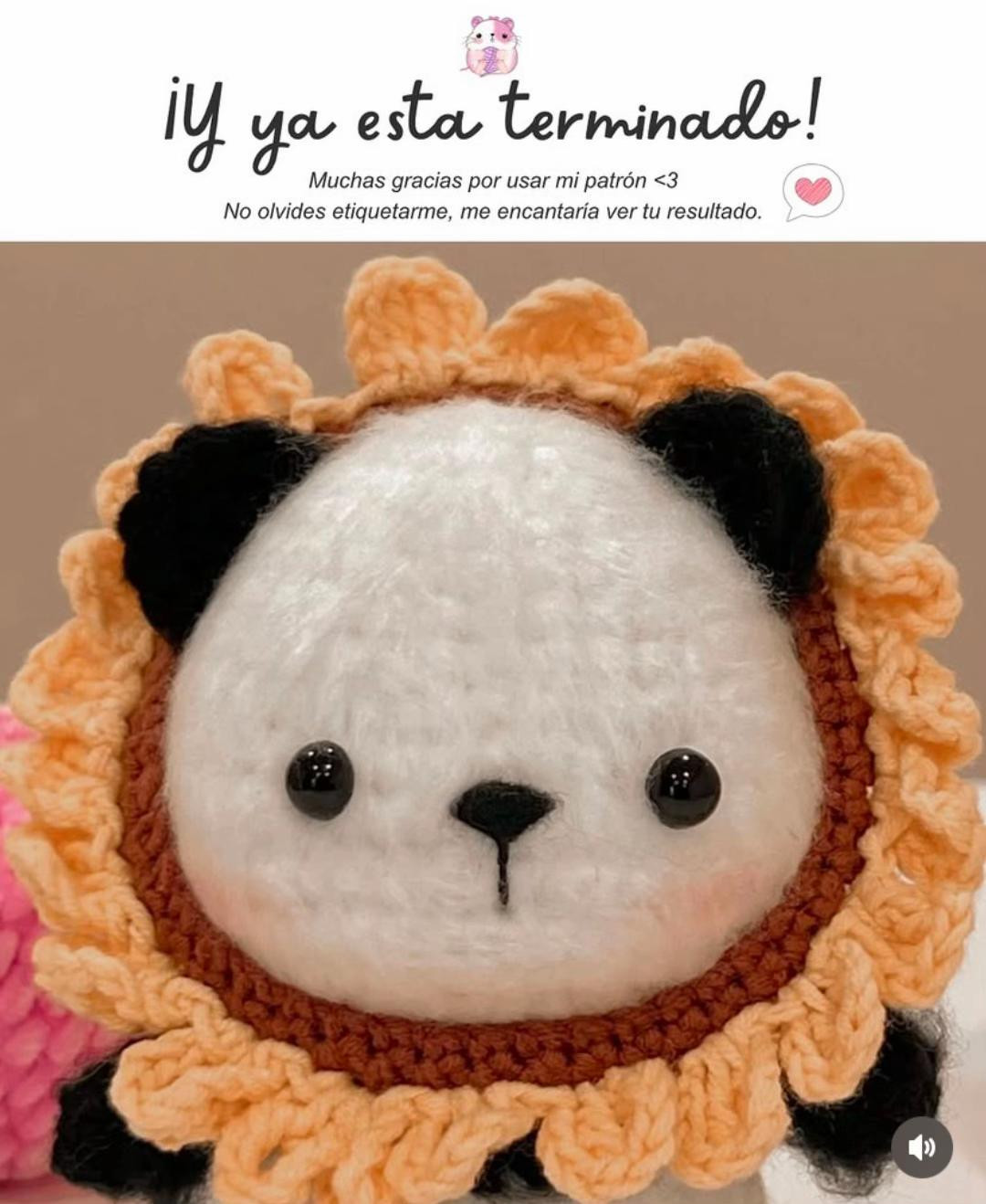 Patrón de amigurumi para crear un adorable panda con bufanda de crochet.