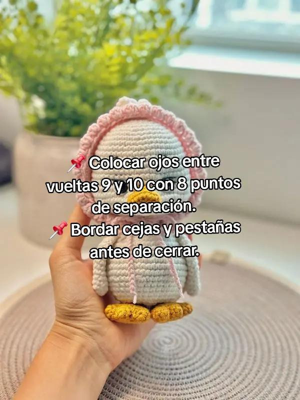 Patrón de amigurumi para tejer un adorable patito bebé con capota