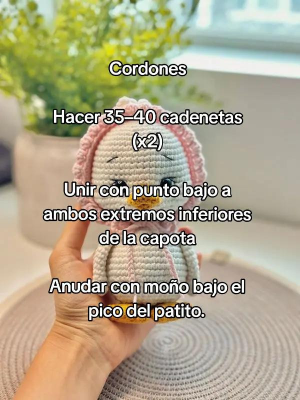 Patrón de amigurumi para tejer un adorable patito bebé con capota