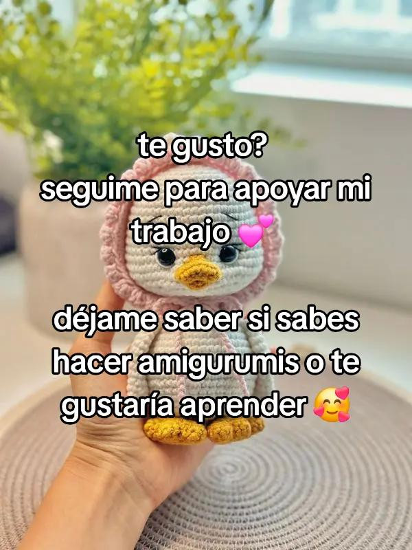 Patrón de amigurumi para tejer un adorable patito bebé con capota
