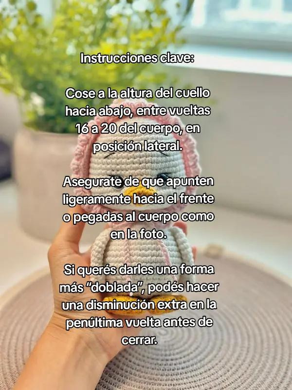 Patrón de amigurumi para tejer un adorable patito bebé con capota