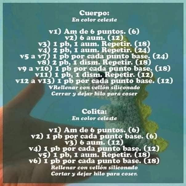 Patrón de amigurumi: Pequeño dinosaurio tejido a crochet con detalles adorables.