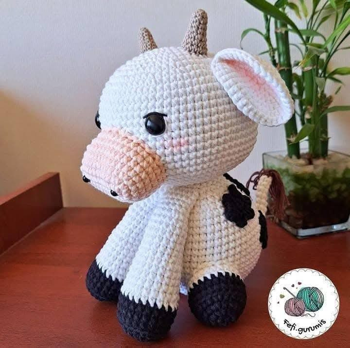 Patrón de crochet gratuito para crear una adorable vaquita de juguete.