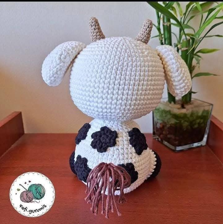 Patrón de crochet gratuito para crear una adorable vaquita de juguete.