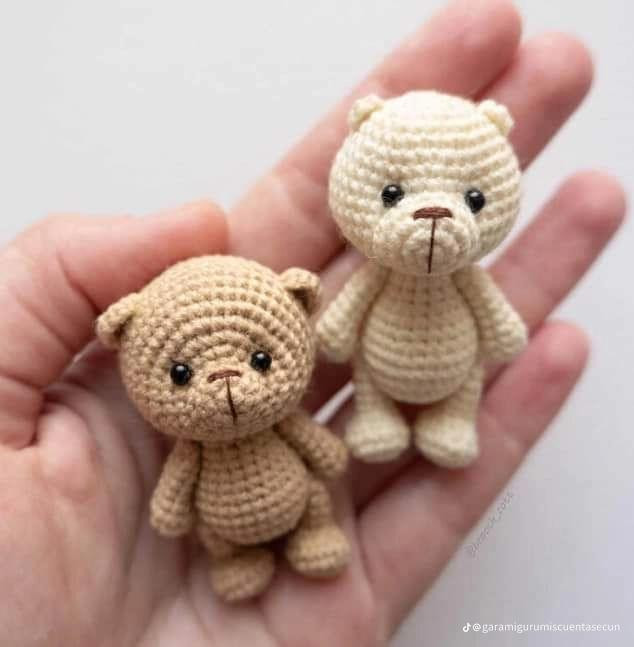 Patrón de crochet gratuito para hacer un adorable osito amigurumi.