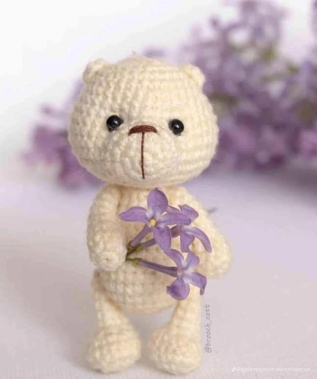 Patrón de crochet gratuito para hacer un adorable osito amigurumi.