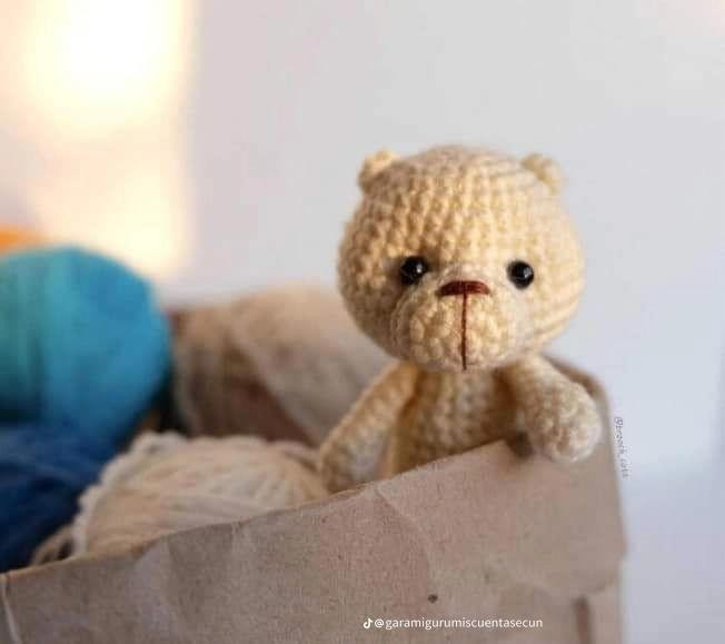 Patrón de crochet gratuito para hacer un adorable osito amigurumi.