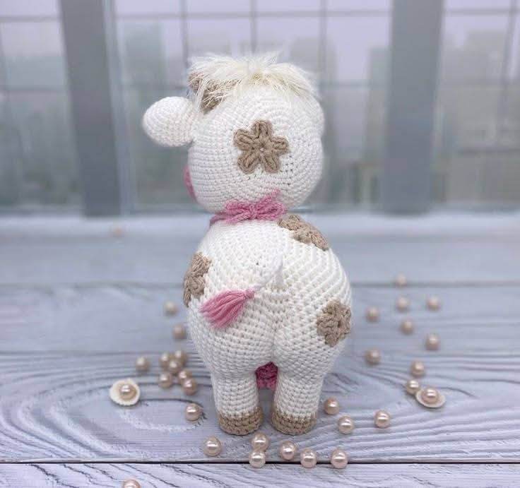 Patrón de crochet para crear un adorable muñeco de vaca