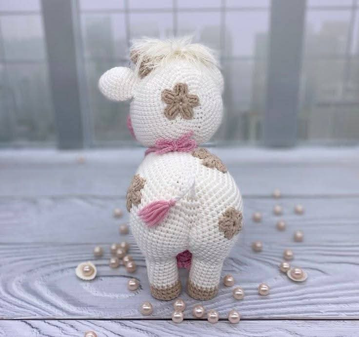 Patrón de crochet para crear un adorable muñeco de vaca