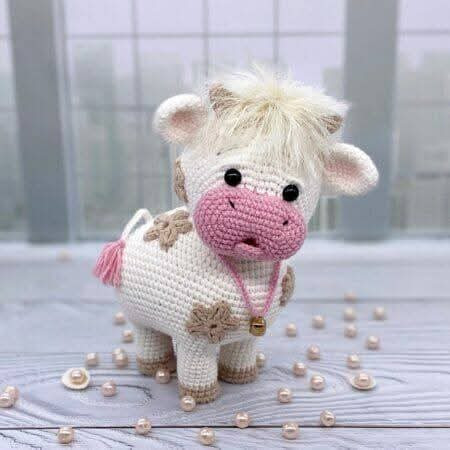Patrón de crochet para crear un adorable muñeco de vaca