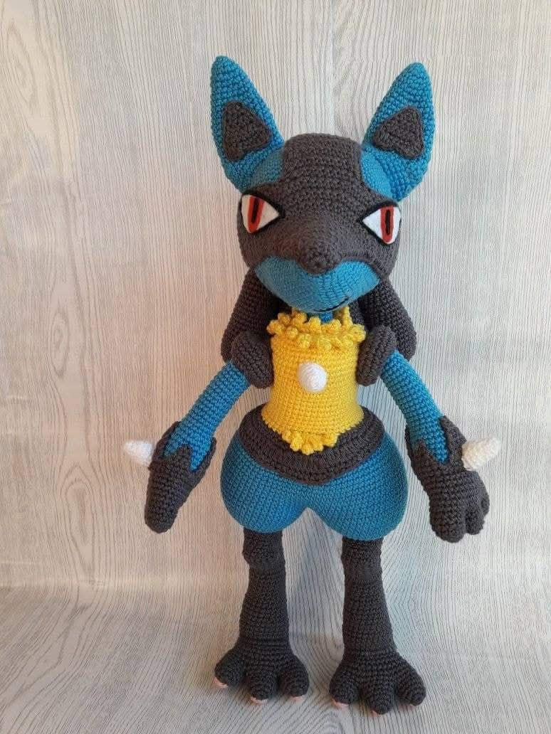 Patrón de crochet para crear un muñeco de Lucario detallado.
