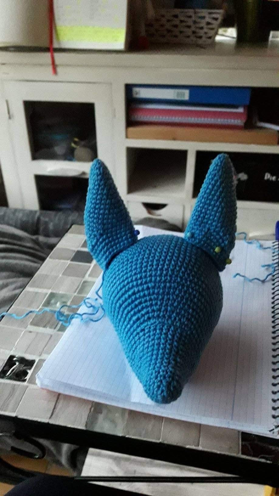 Patrón de crochet para crear un muñeco de Lucario detallado.
