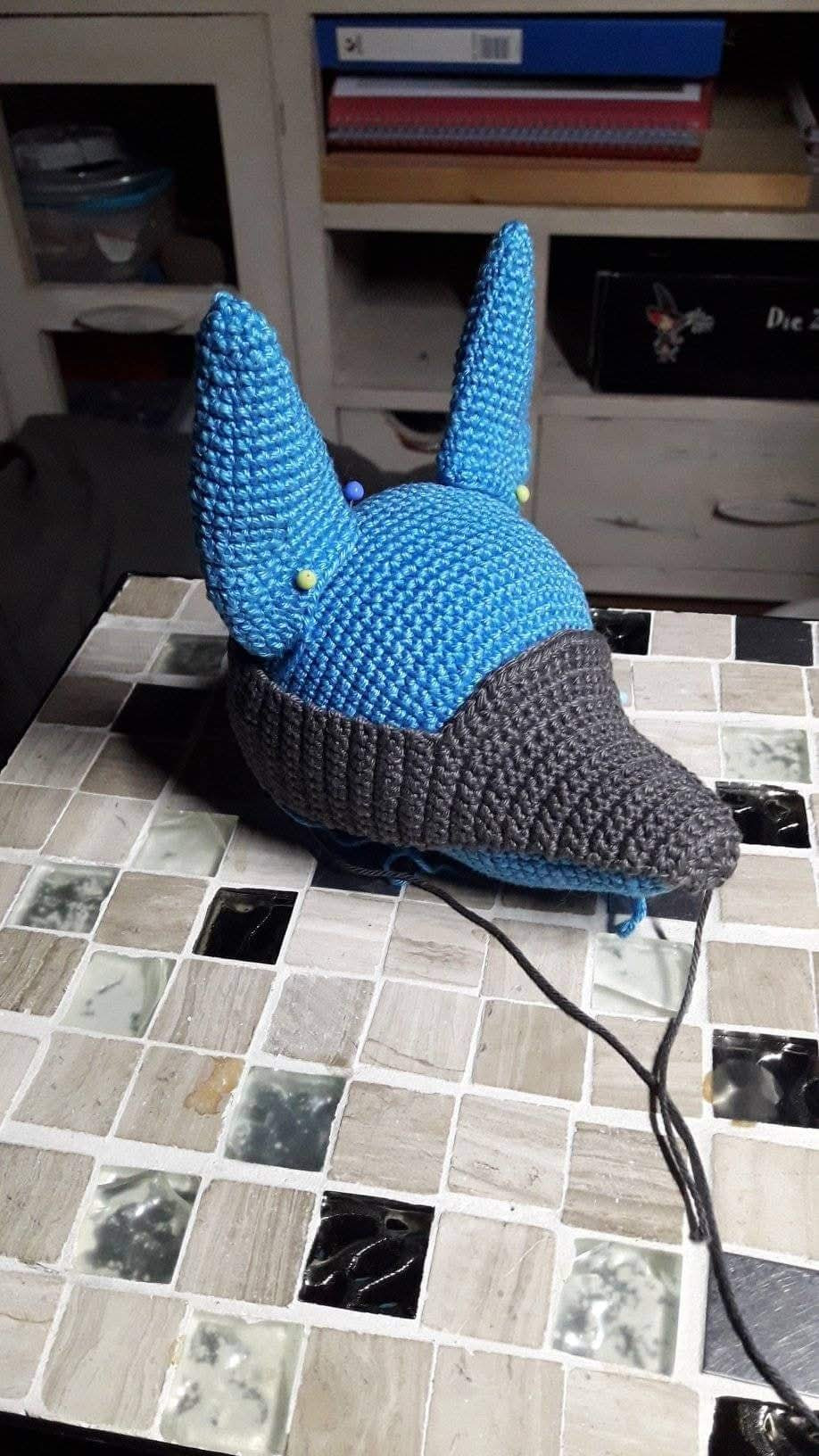 Patrón de crochet para crear un muñeco de Lucario detallado.