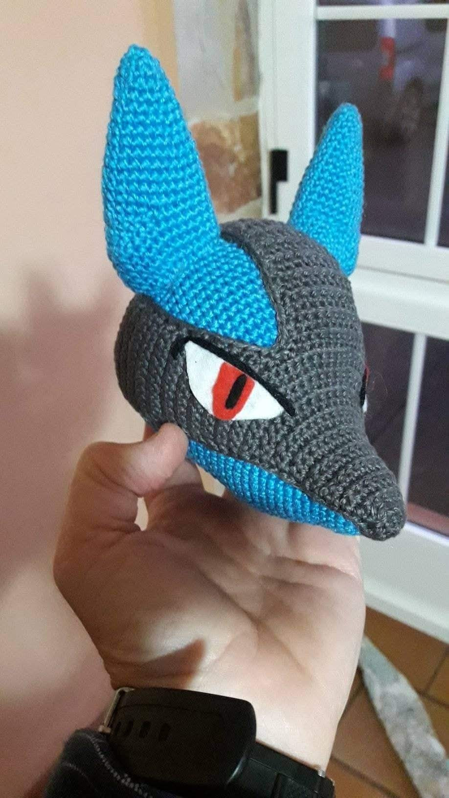 Patrón de crochet para crear un muñeco de Lucario detallado.