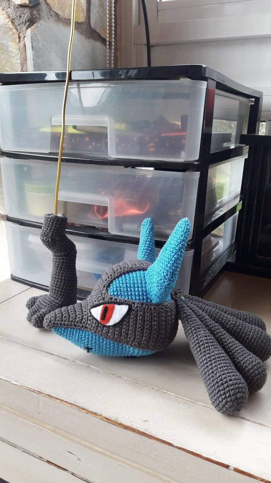 Patrón de crochet para crear un muñeco de Lucario detallado.