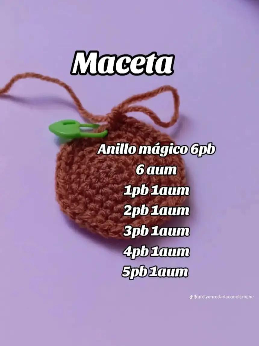 Patrón de crochet para maceta con flor colorida y vibrante