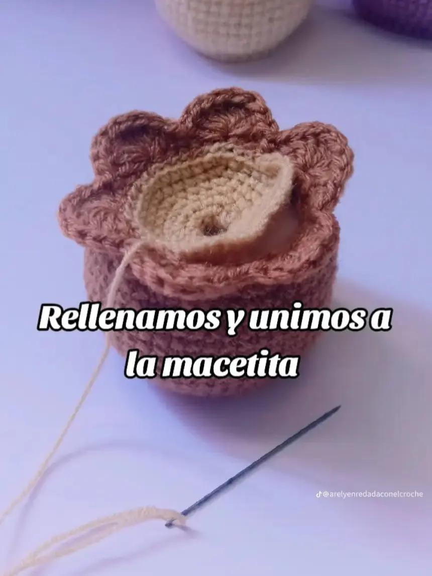Patrón de crochet para maceta con flor colorida y vibrante