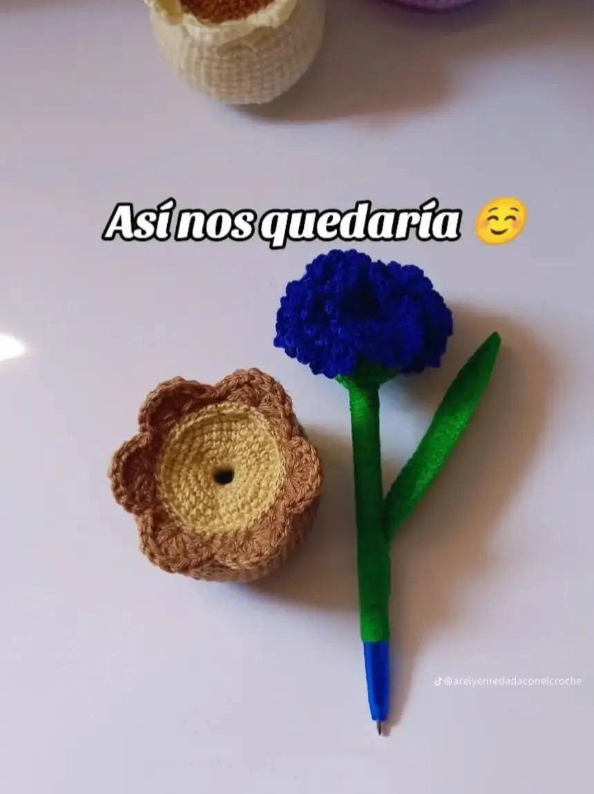 Patrón de crochet para maceta con flor colorida y vibrante
