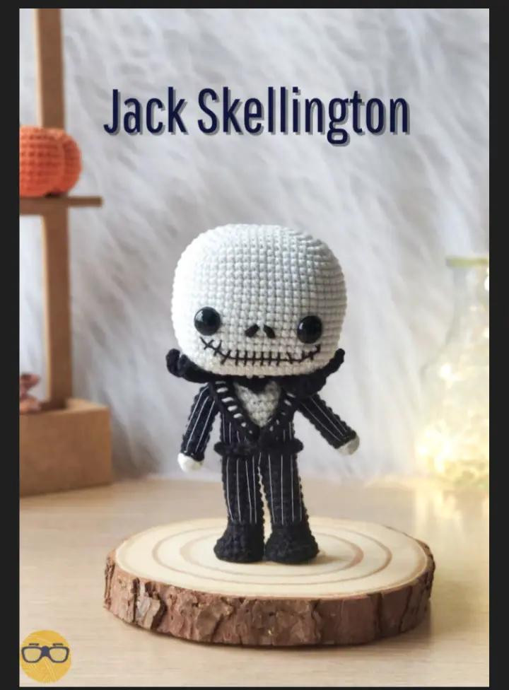 Patrón de crochet para muñeco esqueleto con traje de rayas, sally