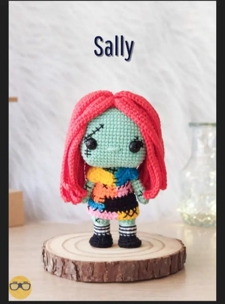 Patrón de crochet para muñeco esqueleto con traje de rayas, sally