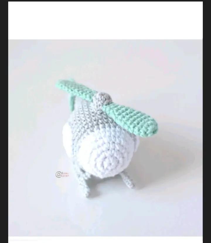 Patrón de ganchillo: Helicóptero amigurumi para decoraciones creativas.