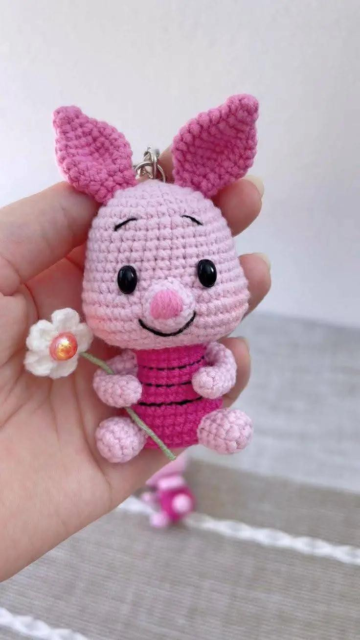 Patrón de ganchillo para crear un adorable cerdito amigurumi.
