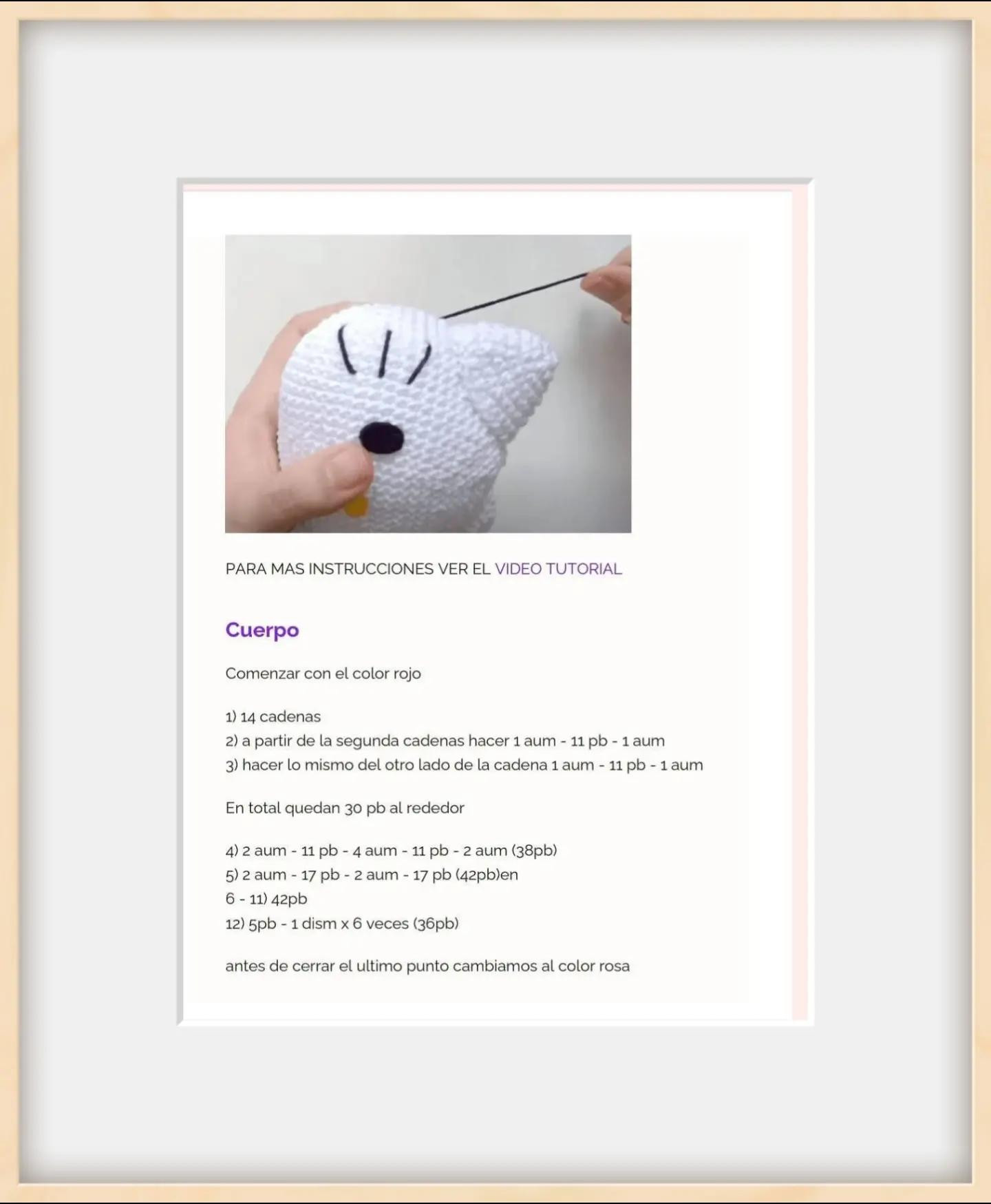 Patrón de ganchillo para crear un adorable gato con lazo rojo