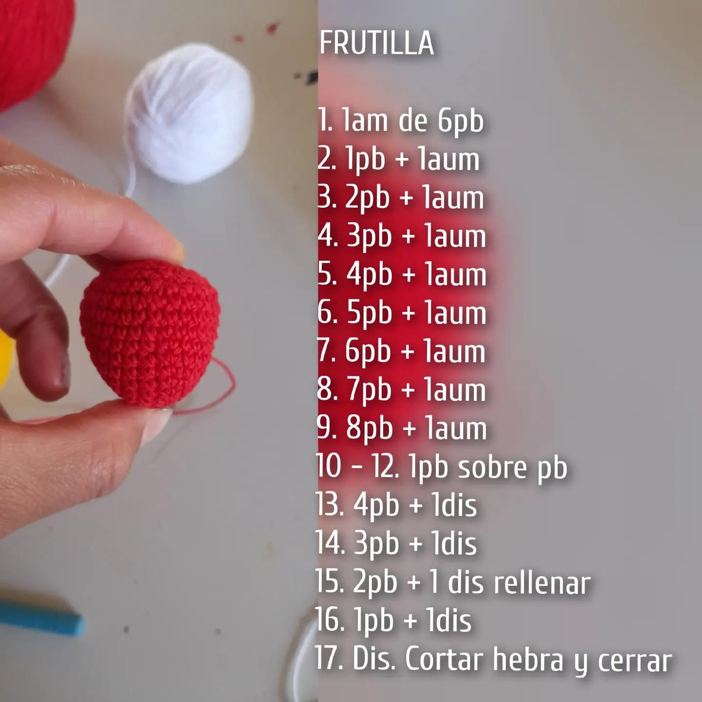 Patrón de llavero de fresa con flor tejida a crochet
