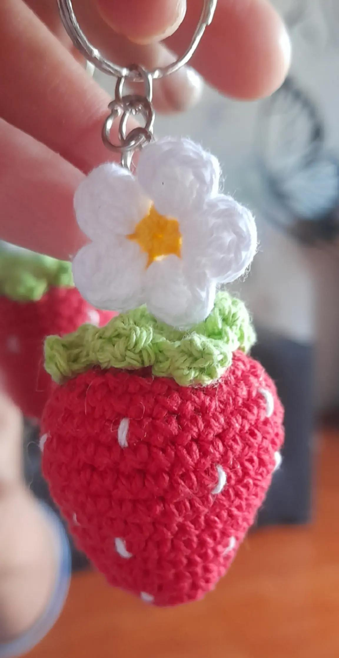 Patrón de llavero de fresa con flor tejida a crochet