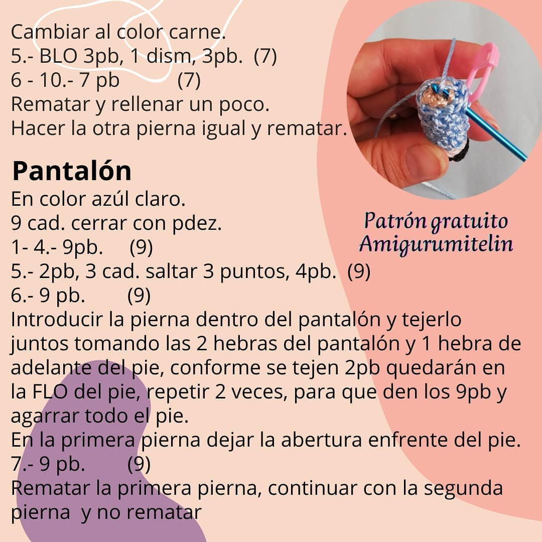 Patrón de muñeco Amigurumi de figura con cabello rosa y suéter a rayas.