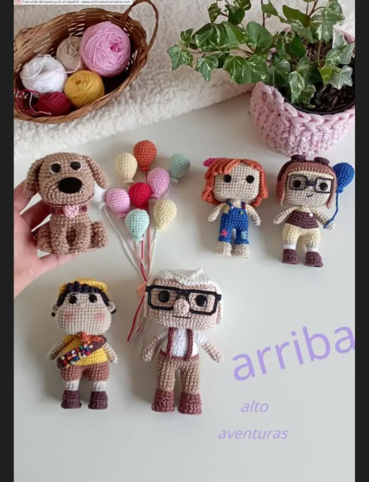 "Patrón de muñeco de crochet con gafas y tirantes"