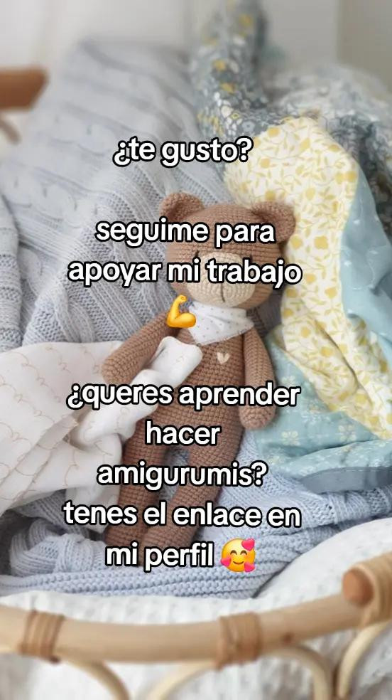 Patrón detallado para crear un osito amigurumi con materiales sugeridos