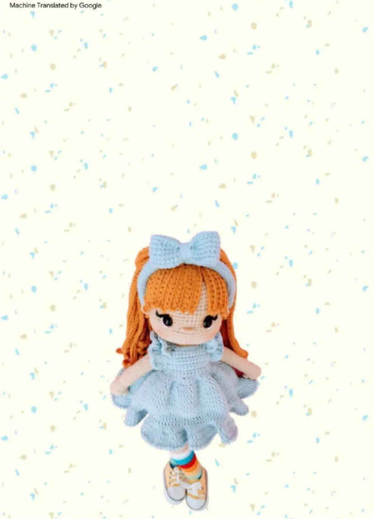 Patrón detallado para crear una muñeca de crochet con vestido azul y cabello naranja