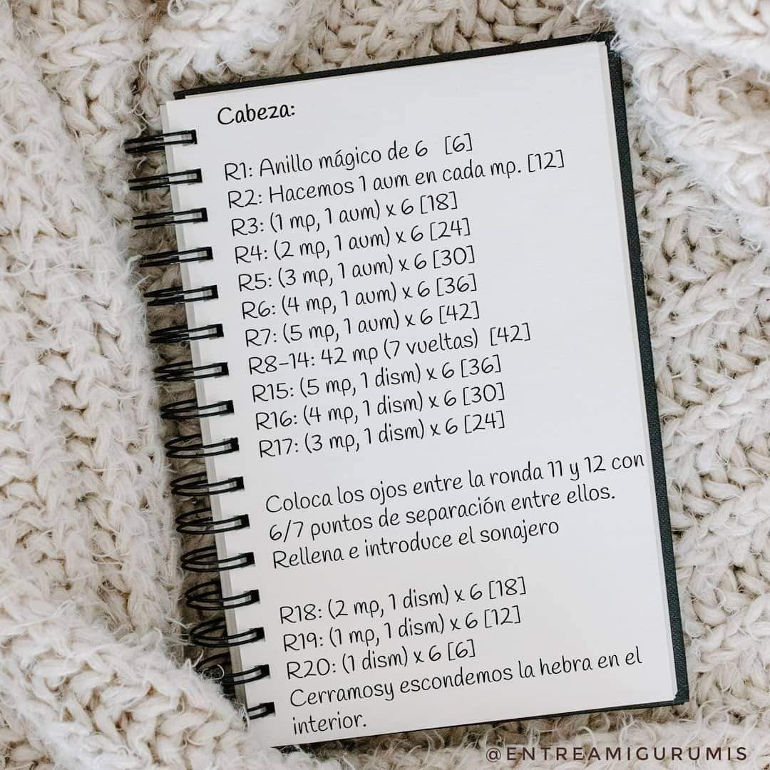 Patrón gratuito de sonajero de oso amigurumi para principiantes.