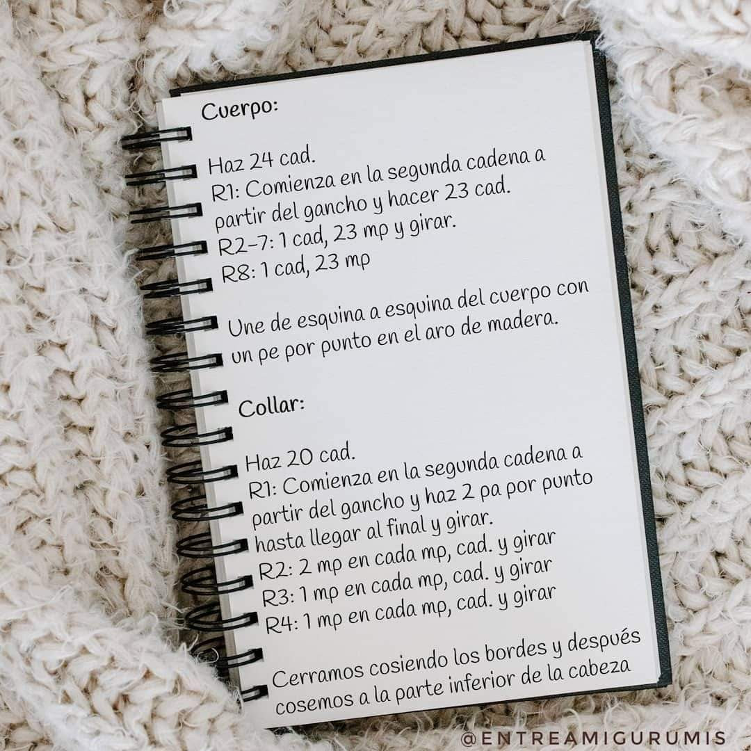 Patrón gratuito de sonajero de oso amigurumi para principiantes.