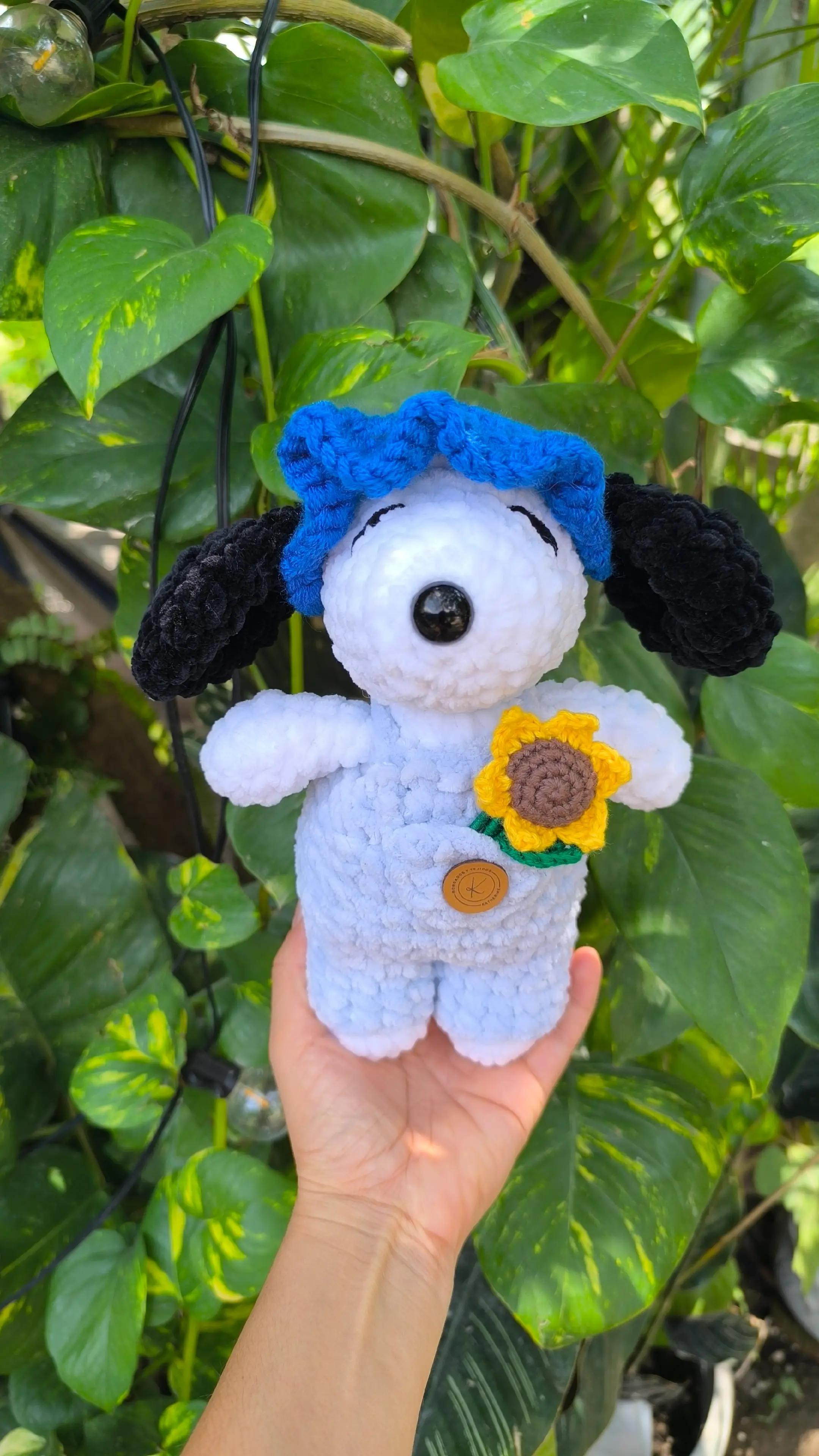 Patrón gratuito para tejer un muñeco de Snoopy a crochet.