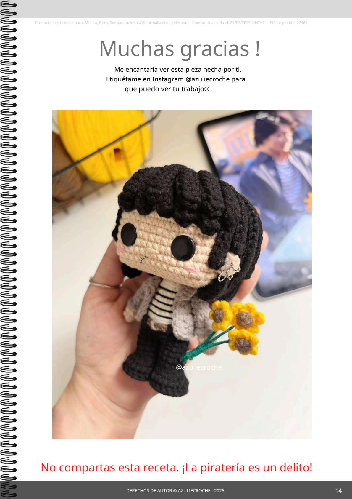 Pequeño muñeco amigurumi con flores amarillas, perfecto para regalar.