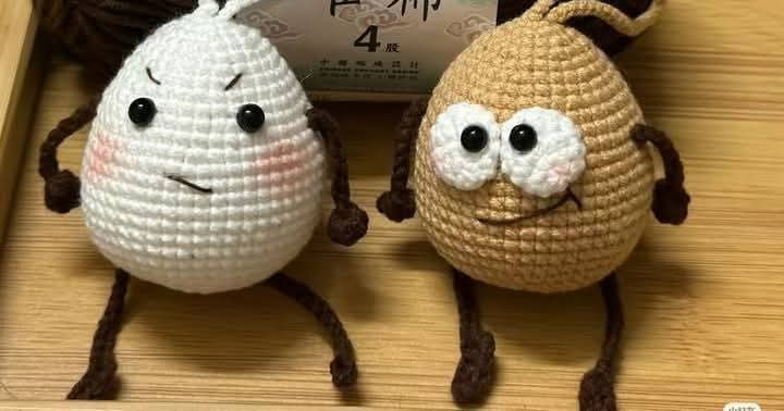 Pequeño muñeco amigurumi tejido a crochet con expresión divertida