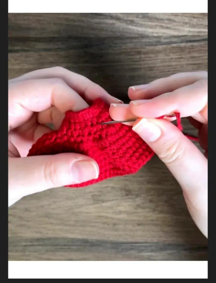 Receita Grátis de Amigurumi: Boneca Hornet em Vestido Vermelho