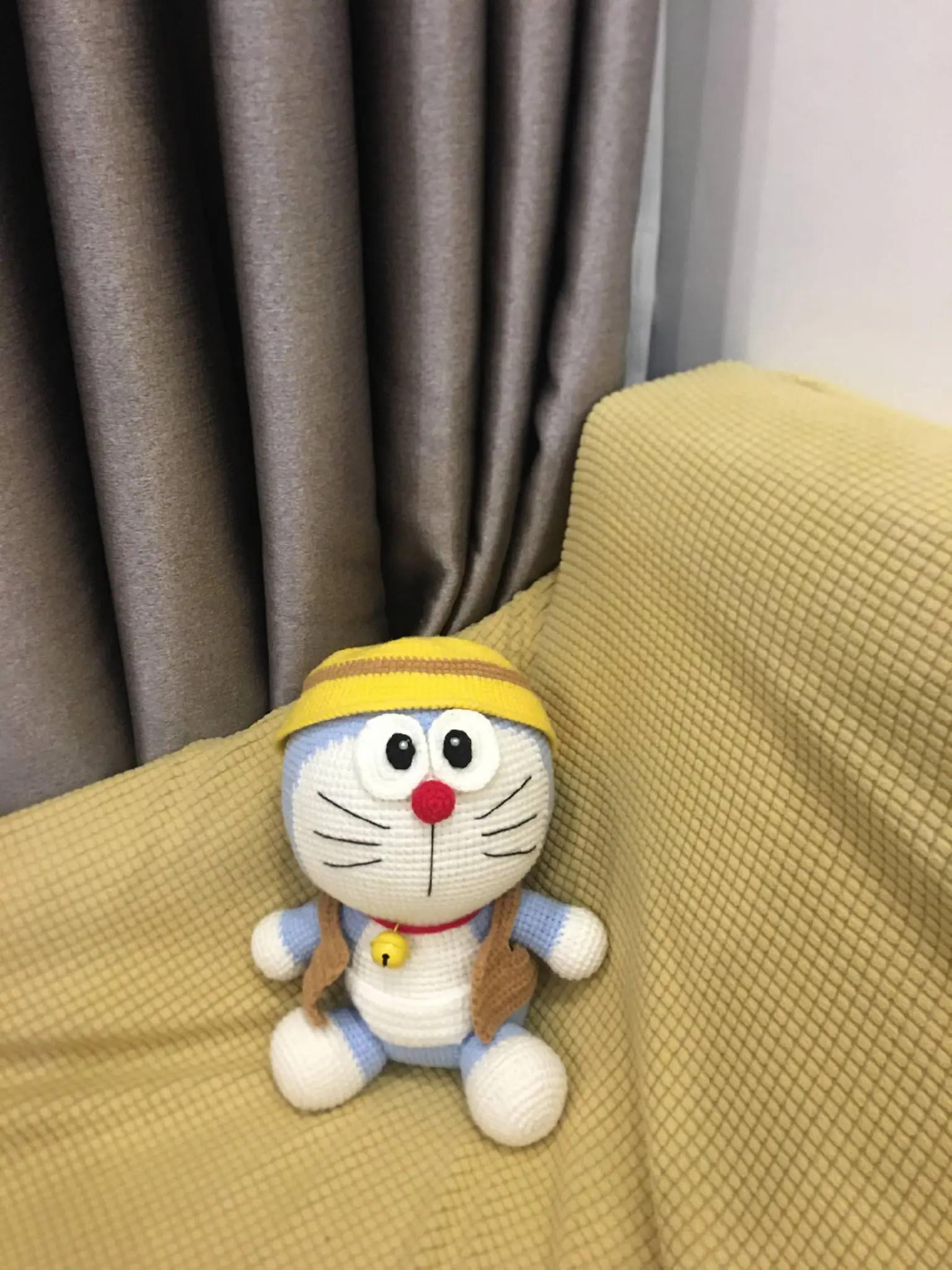 Tạo hình móc len chú mèo máy đáng yêu với biểu cảm vui tươi doraemon