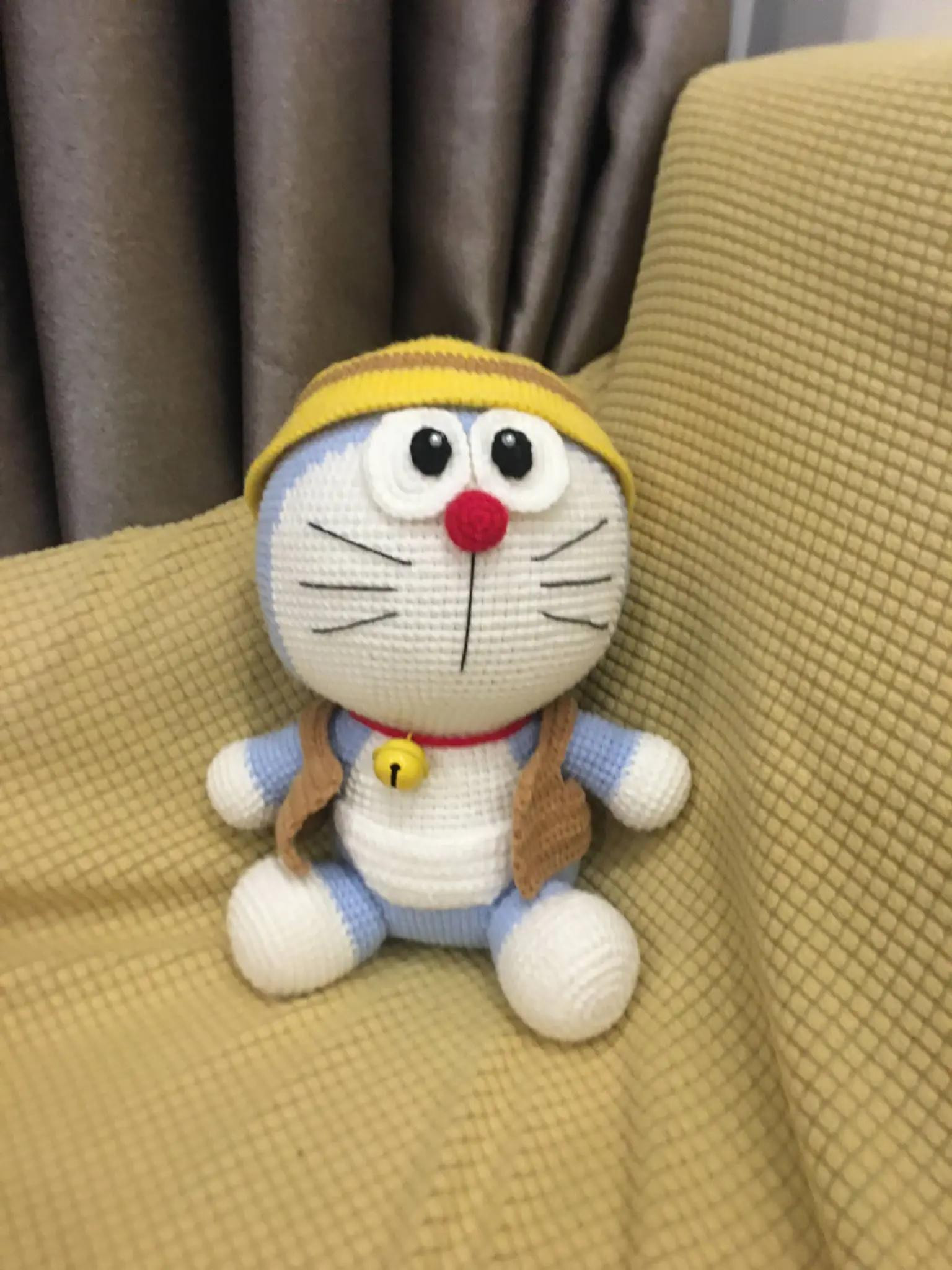Tạo hình móc len chú mèo máy đáng yêu với biểu cảm vui tươi doraemon