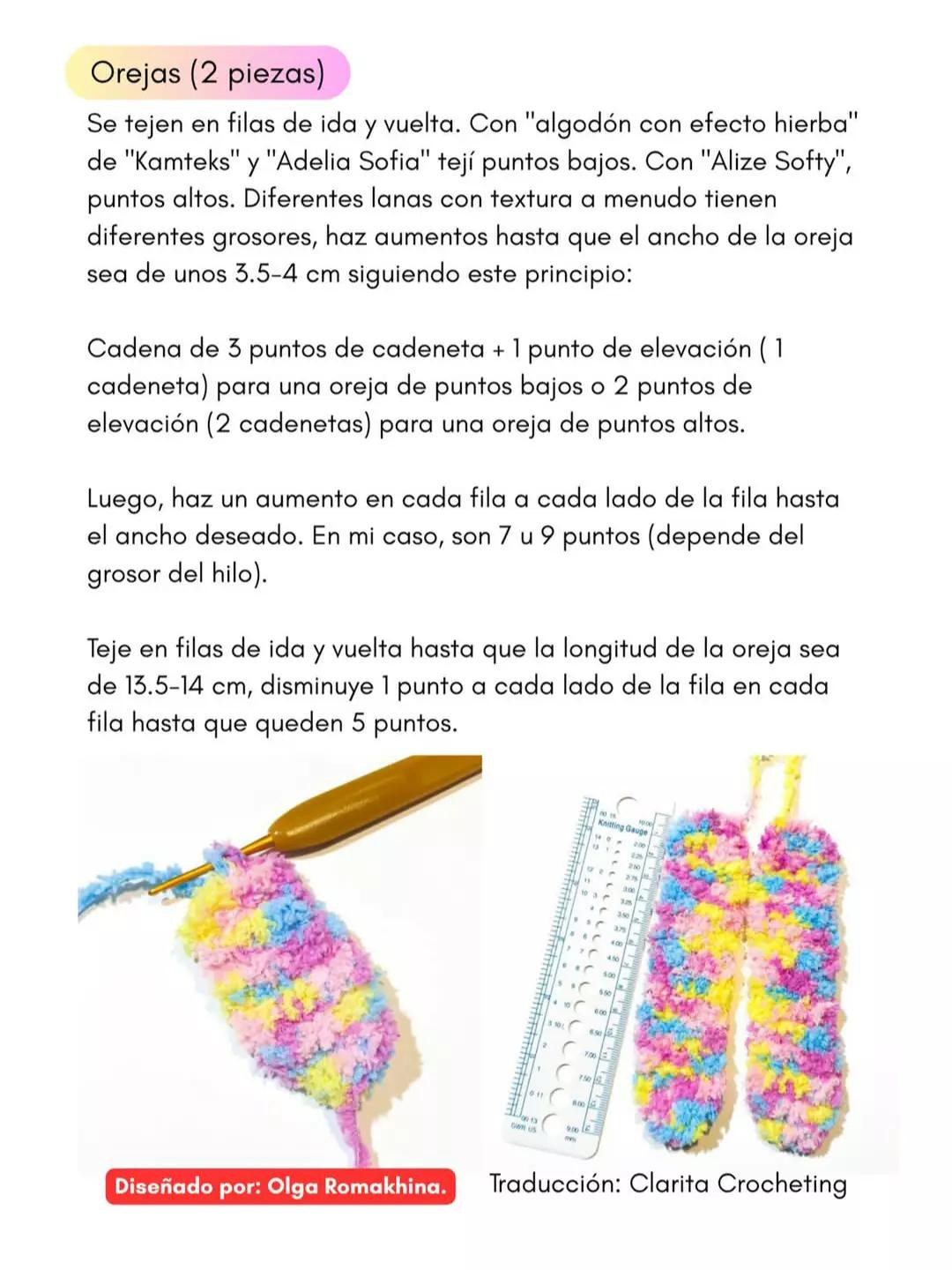 Una adorable liebre tejida con orejas esponjosas y vestimenta colorida