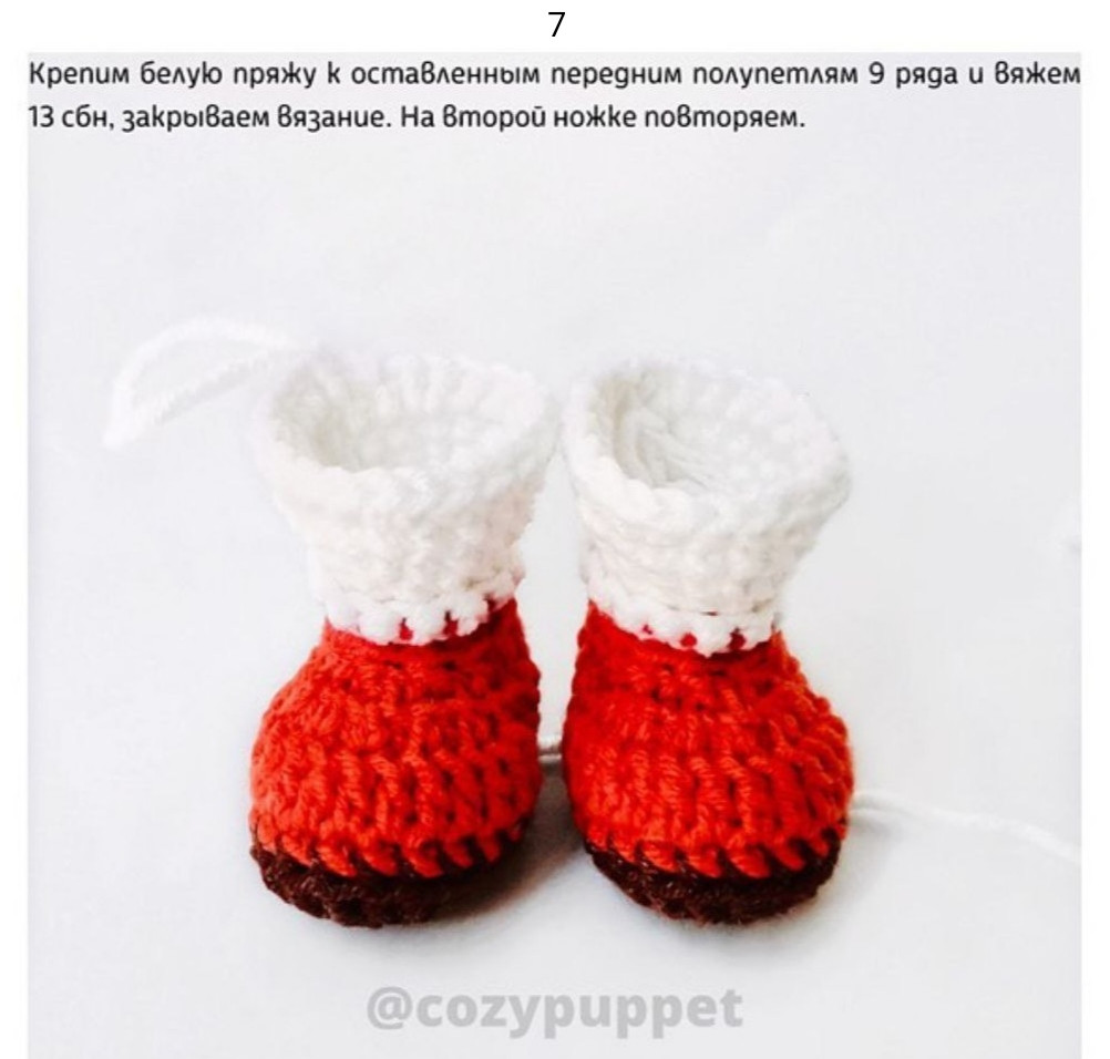 Вязаная игрушка с оранжевыми волосами и зелёной кофточкой