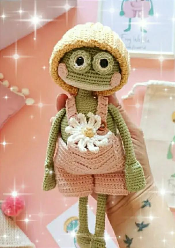 Вязаные игрушки лягушки с милыми шапочками и комбинезонами