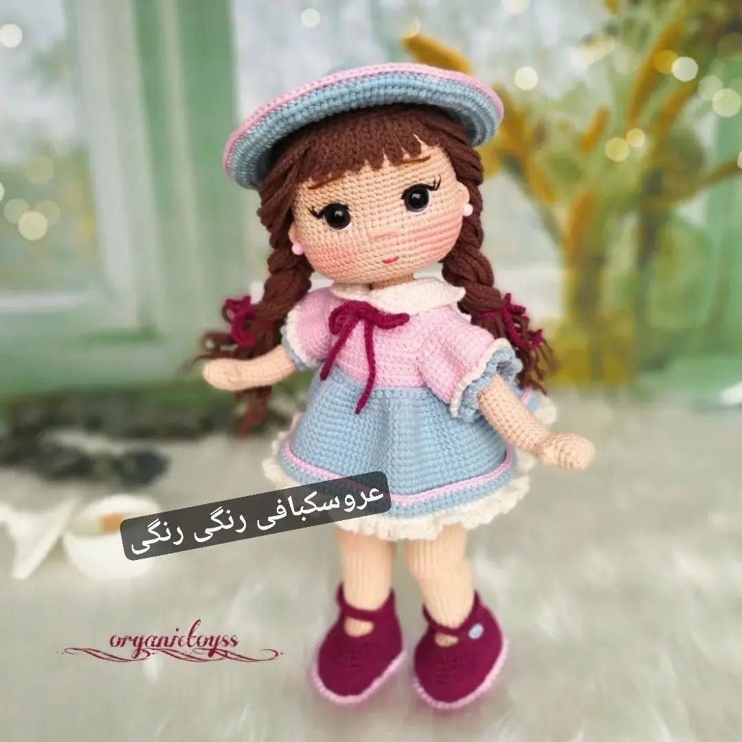 آموزش رایگان ساخت عروسک قلاب‌بافی با لباس آبی و کلاه
