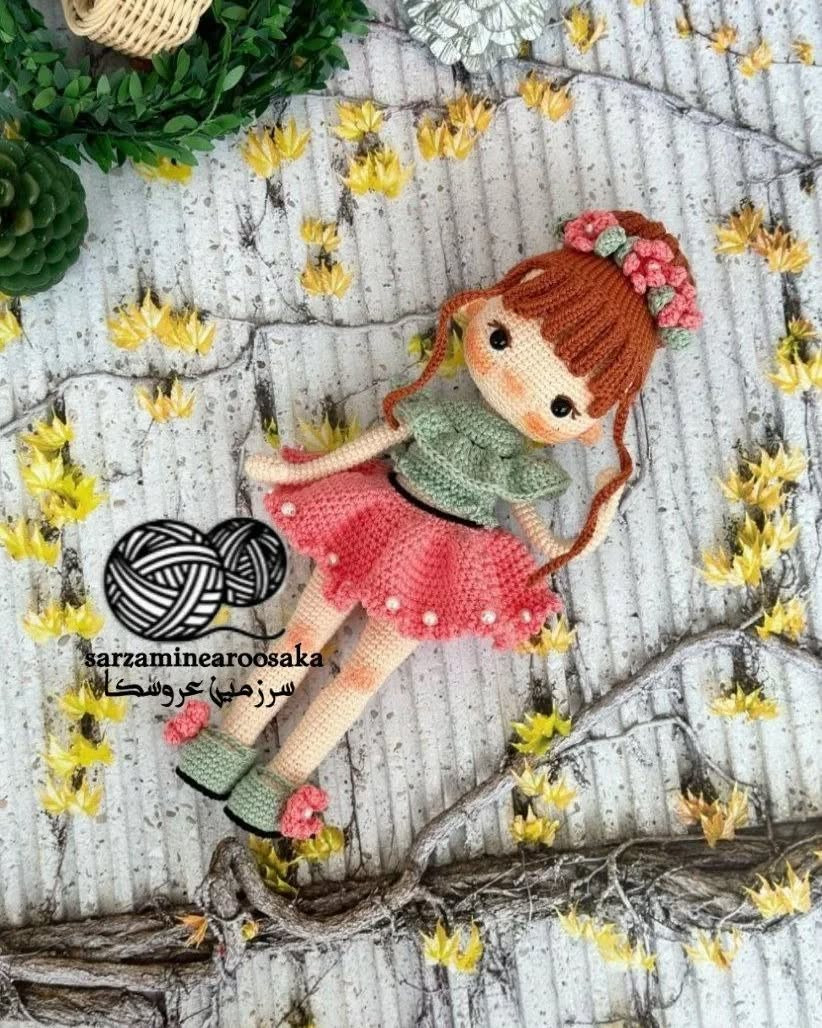 عروسک قلاب‌بافی شگفت‌انگیز با لباس گل‌دار رنگارنگ