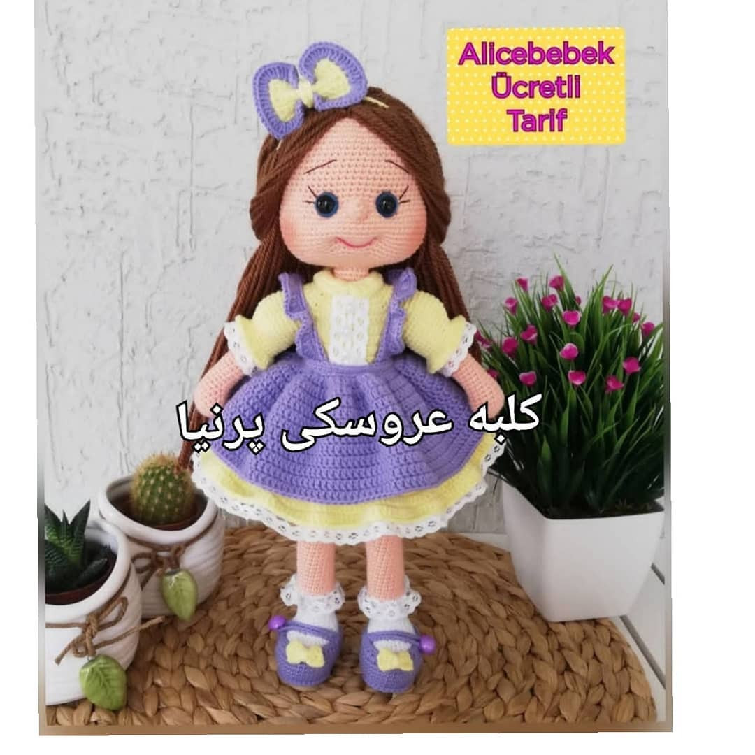 بافتنی عروسک زیبا با لباس بنفش و زرد