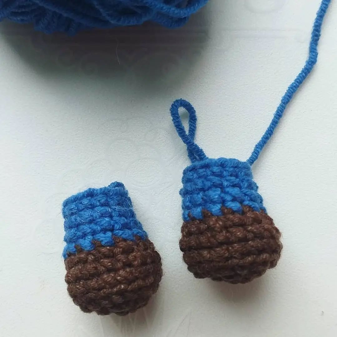Бесплатное описание вязания коровок амигуруми в одежде