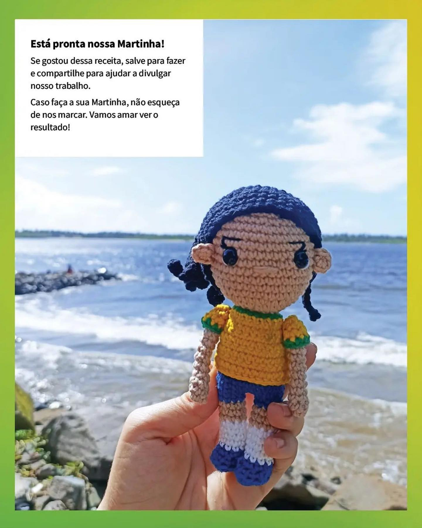 "Boneca de Crochê com Roupas de Futebol - Padrão Grátis"