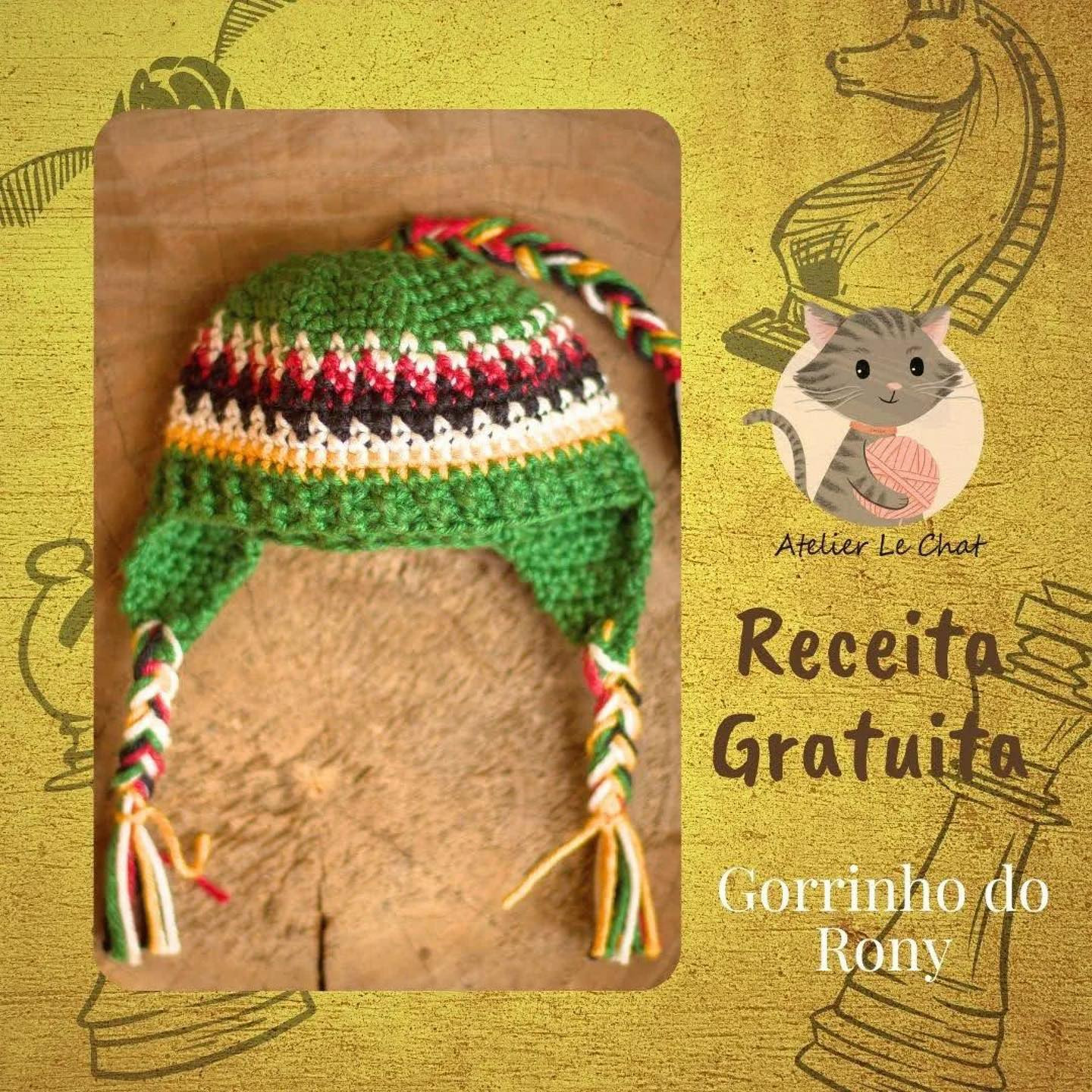Brinquedo de crochê com chapéu colorido e letra "R" no vestido